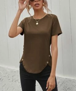Outlet 💯 IZURIA Coffe Button-Accent Curved-Hem Tee - 👩 Women ❤️